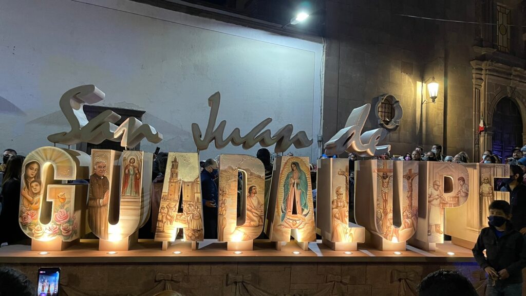 Develan letras monumentales del Barrio de San Juan de Guadalupe por parte  del programa “De Corazón Mi Barrio”. - El Cambio de San Luis